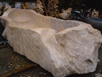 Пример ванны, изготовленной из цельной глыбы натурального камня