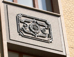 Гранитный медальон на фасаде