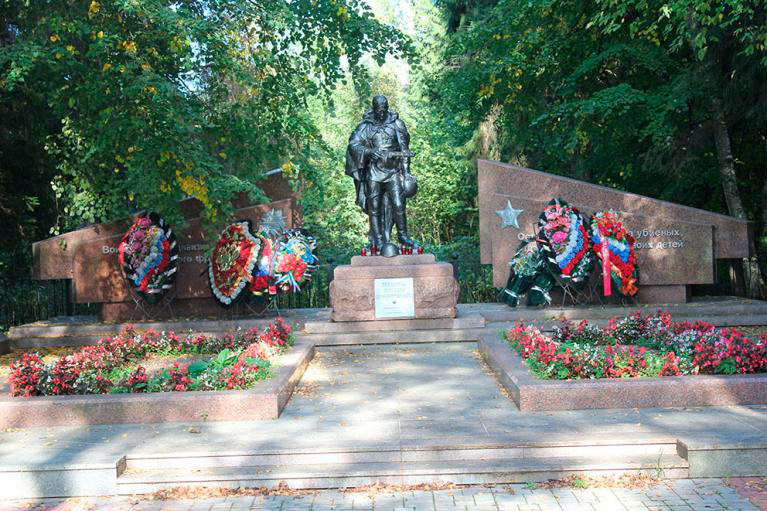 Гранитный мемориал памяти воинов Западного фронта в с. Локотня