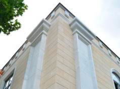 Мраморный триглиф на фасаде здания