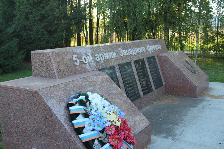 Гранитный мемориал памяти в с. Каринское