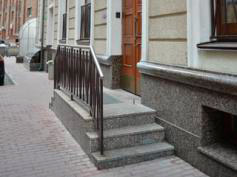 Лестницы из гранита у дома на Тверской